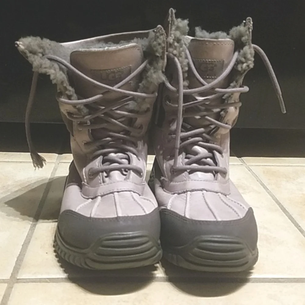 UGG Adirondack II waterproof leather sheepskin boots sz 6